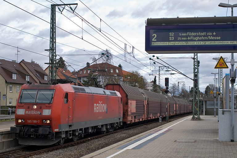 185 199 mit FZ 56165 bei km 15,6 (November 2010)