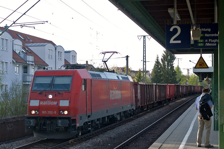 185 202 mit FZT 56173 bei km 16,8 (April 2010)