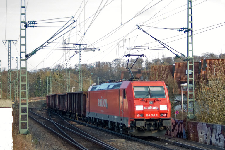 185 208 mit FZT 56173 bei km 16,8 (April 2010)