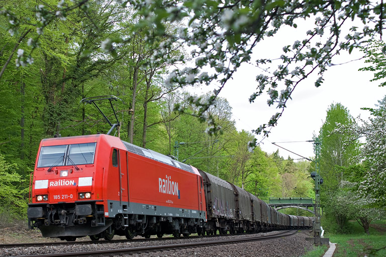 185 211 mit CS 49225 bei km 11,8 (Mai 2010)