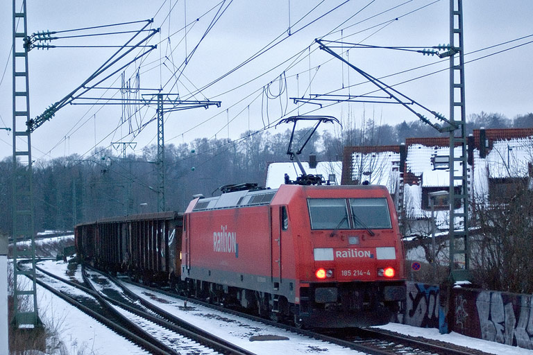 185 214 mit FZT 56173 bei km 16,8 (M&auml;rz 2010)