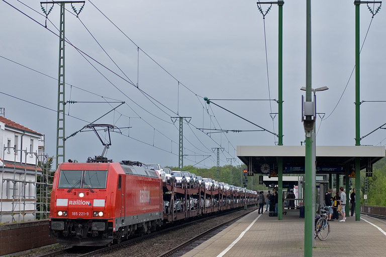 185 221 mit CSQ 60084 bei km 16,8 (April 2010)