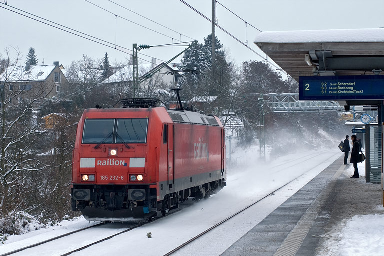 185 232 als Tfzf 68552 bei km 14,2 (Januar 2010)