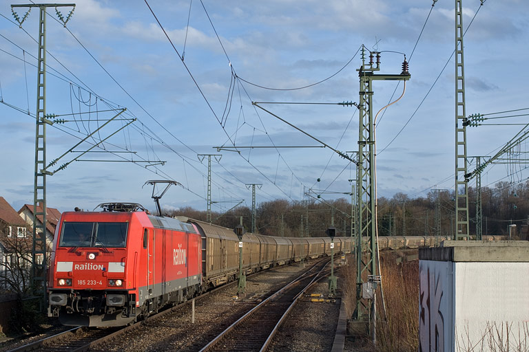 185 233 mit CFN 49760 bei km 16,8 (M&auml;rz 2010)