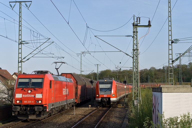 185 235 mit CSQ 60084 und Baureihe 423 bei km 16,8 (April 2010)