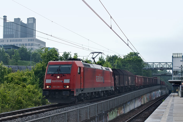 185 236 mit FZT 56173 bei km 14,2 (Juni 2010)