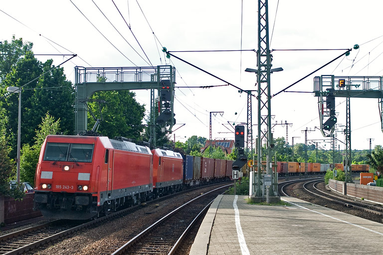 185 243 und 185 085 bei km 16,6 (Juni 2010)
