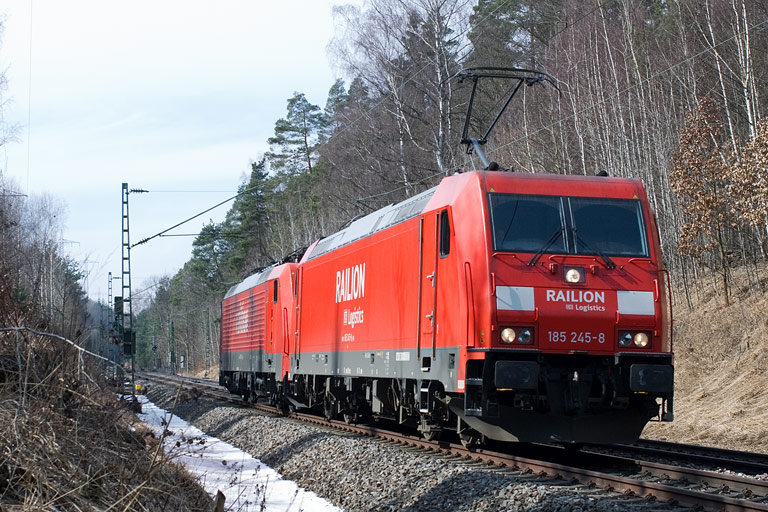 185 245 und 189 057 bei km 19,4 (M&auml;rz 2010)