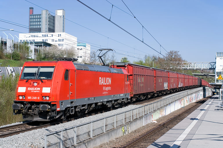 185 249 mit CSQ 60087 bei km 14,2 (April 2010)