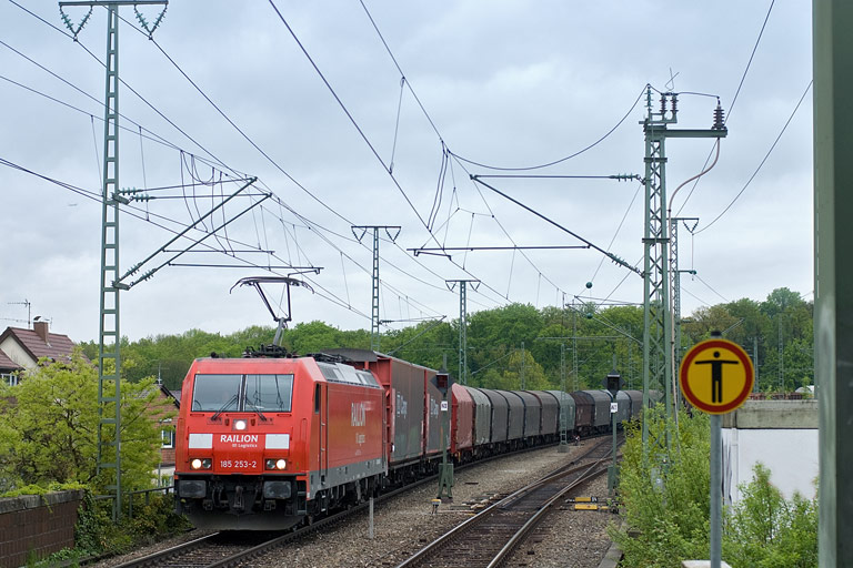 185 253 mit FZT 56166 bei km 15,6 (Mai 2010)