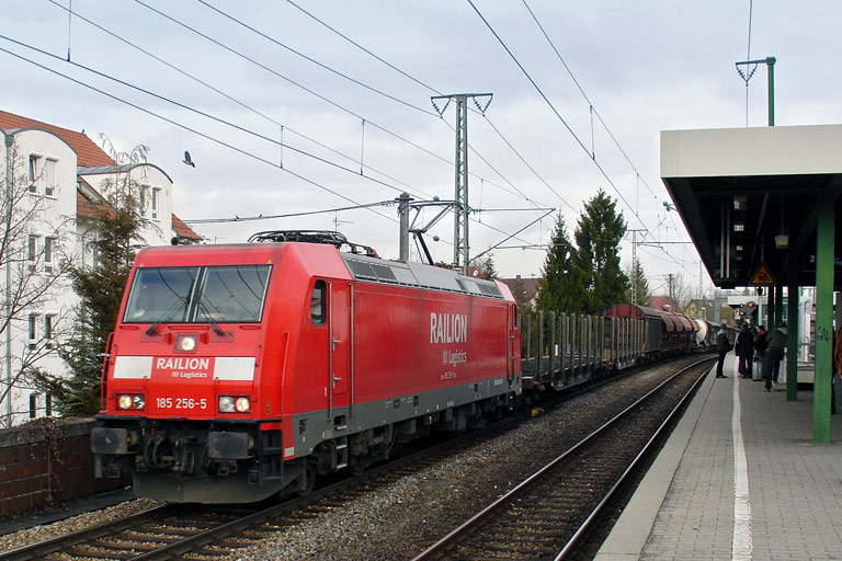 185 256 mit FE 44689 bei km 16,8 (M&auml;rz 2010)