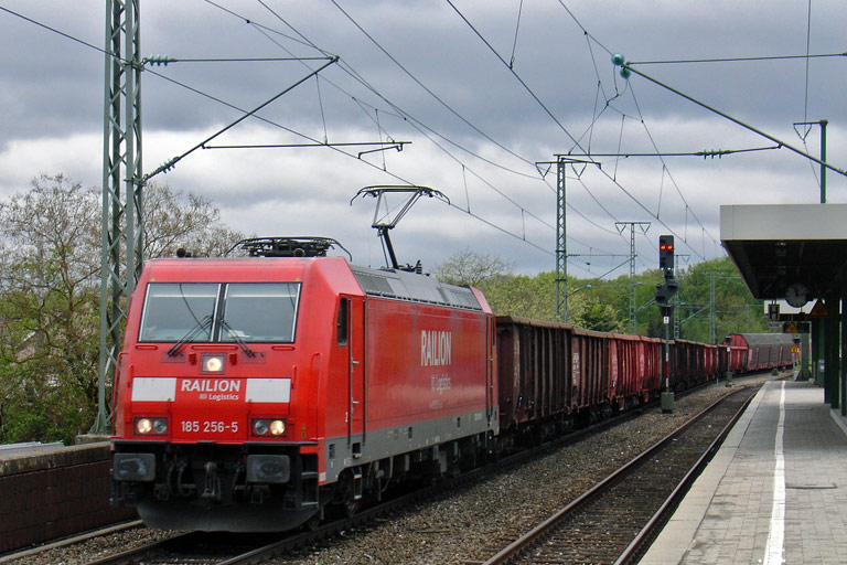185 256 mit FZT 56164 bei km 16,8 (Mai 2010)