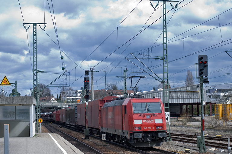 185 257 mit CSQ 60080 bei km 15,6 (M&auml;rz 2010)