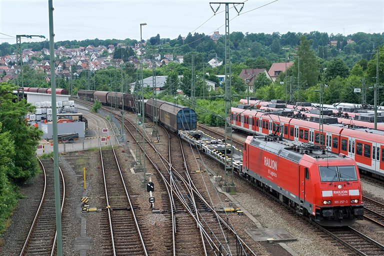 185 257 mit FE 44696 bei km 16,0 (Juni 2010)