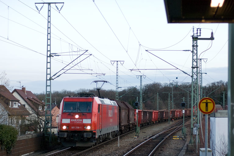 185 258 mit FZT 56166 bei km 16,8 (M&auml;rz 2010)