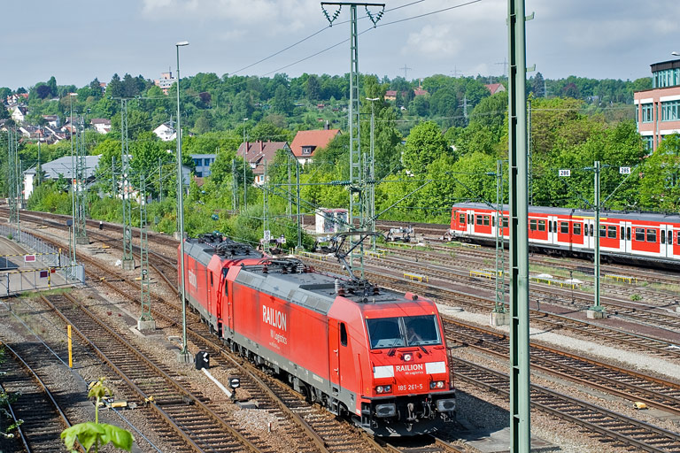185 261 und 185 216 bei km 16,0 (Mai 2010)