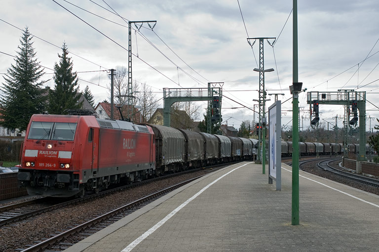 185 264 mit CS 49225 bei km 16,6 (M&auml;rz 2010)