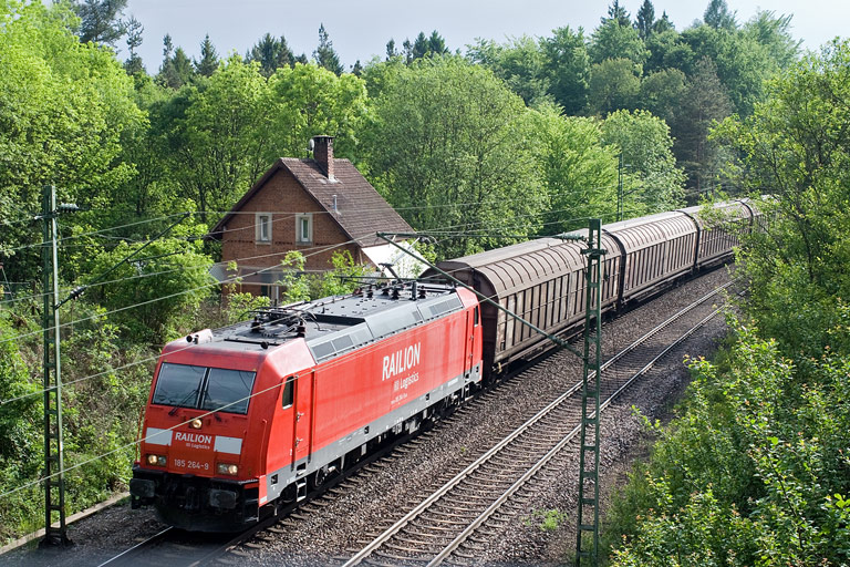 185 264 mit FZT 56166 bei km 19,2 (Mai 2010)