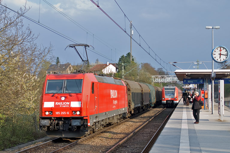 185 265 mit FZT 56166 bei km 14,2 (April 2010)