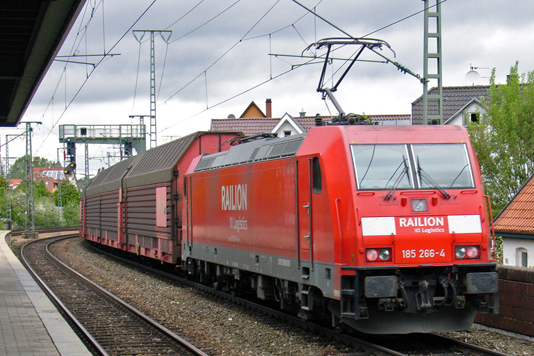 185 266 mit FZT 56164 bei km 16,8 (Mai 2010)