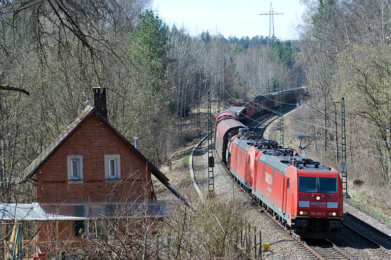 185 268 und 185 119 mit FE 44696 bei km 19,2 (April 2010)