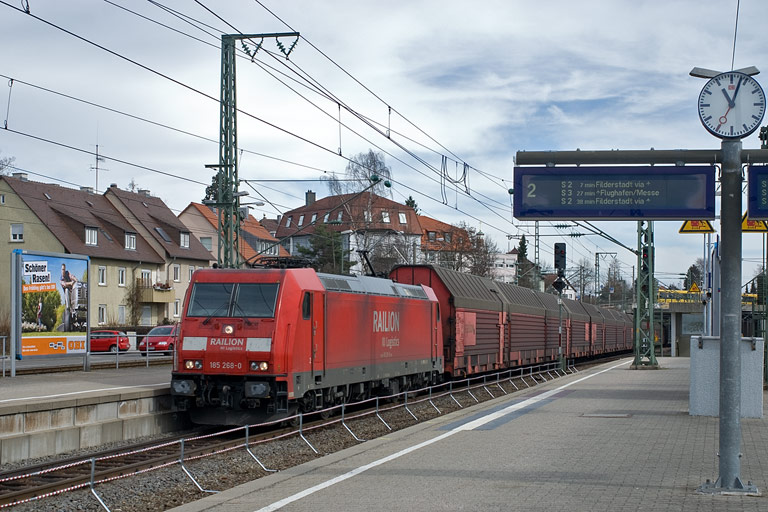 185 268 mit FZ 56165 bei km 15,6 (M&auml;rz 2010)