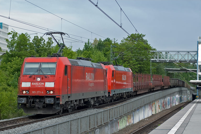 185 271 und 185 280 mit FE 44689 bei km 14,2 (Mai 2010)