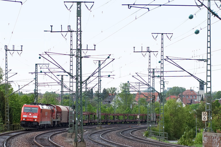 185 278 und Lok der Baureihe 294 mit FZT 56173 bei km 16,6 (Mai 2010)