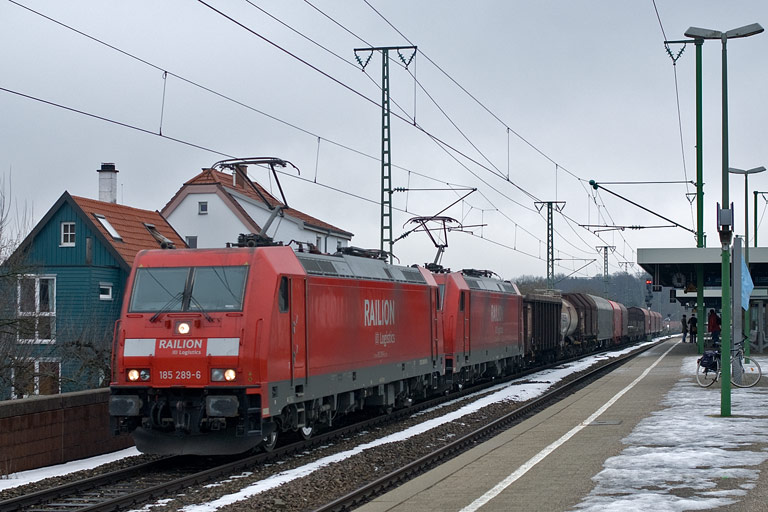 185 289 und 185 286 mit FE 44696 bei km 16,6 (Februar 2010)