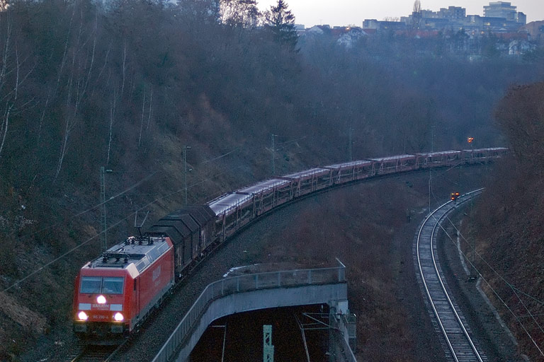 185 290 mit FZT 56173 bei km 13,8 (M&auml;rz 2010)