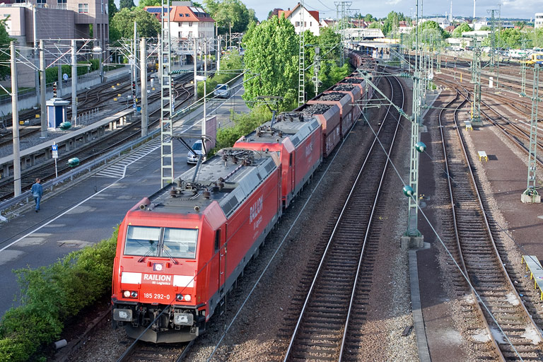 185 292 und Lok der Baureihe 185 mit CFP 47396 bei km 15,8 (Mai 2010)