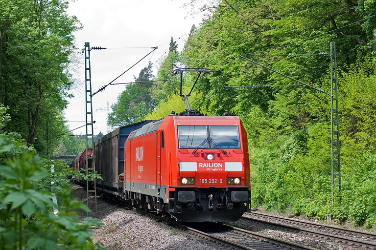 185 292 mit FZ 56164 bei km 18,8 (Mai 2010)