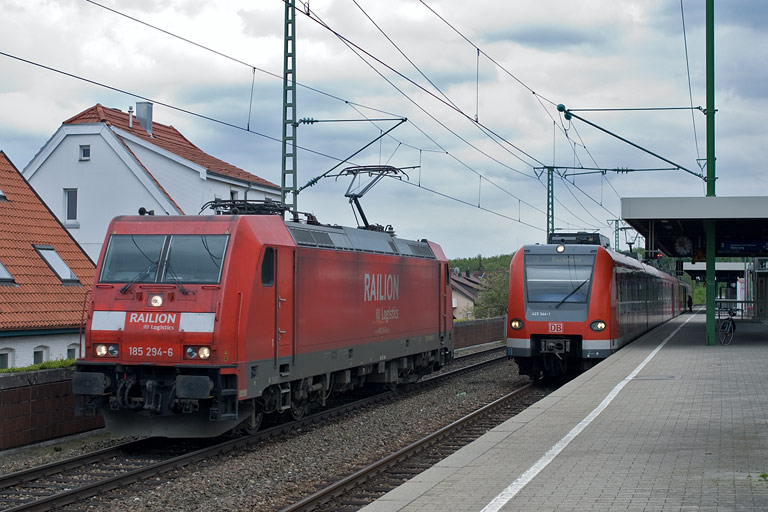 185 294 und Baureihe 423 bei km 16,8 (Mai 2010)