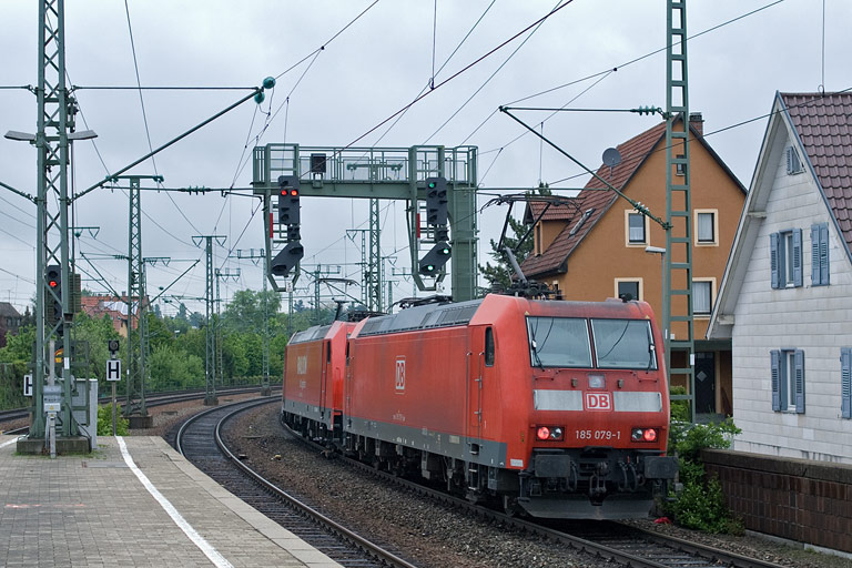 185 299 und 185 079 bei km 16,6 (Mai 2010)