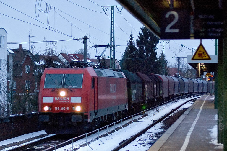 185 299 mit FZT 56173 bei km 16,8 (M&auml;rz 2010)