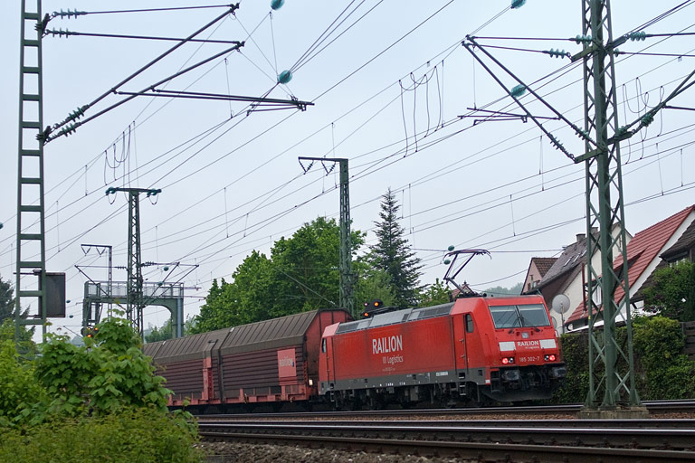 185 302 mit FZT 56173 bei km 16,6 (Mai 2010)