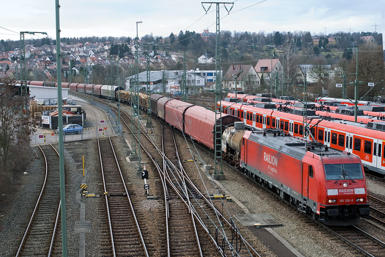 185 306 mit FE 44696 bei km 16,0 (M&auml;rz 2010)