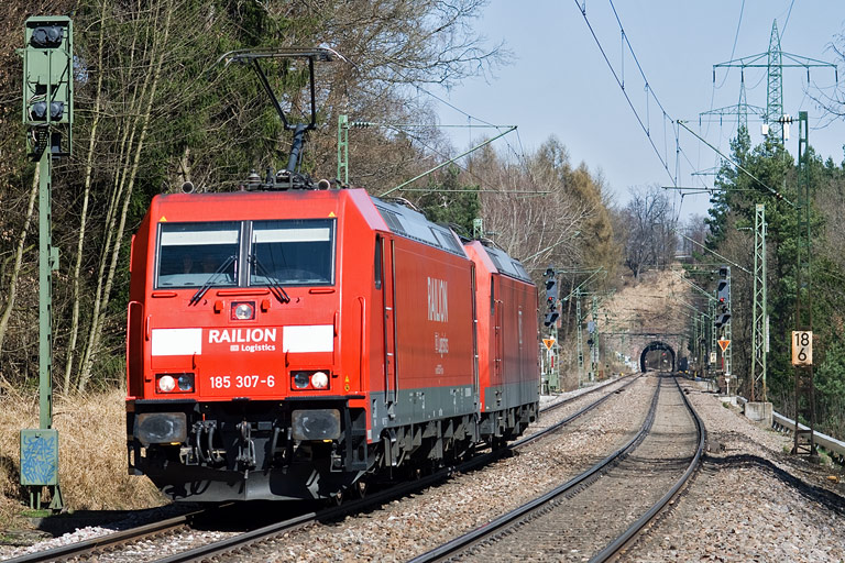185 307 und 185 080 bei km 18,2 (April 2010)