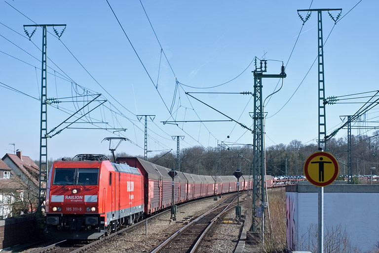 185 311 mit CSQ 60082 bei km 16,8 (April 2010)