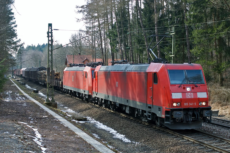 185 341 und 185 119 mit FE 44696 bei km 18,0 (M&auml;rz 2010)