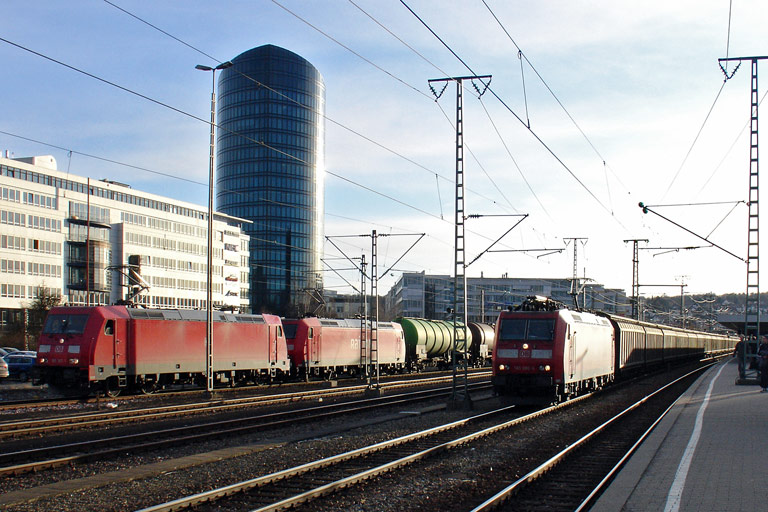 185 086 und 185 357 und 185 188 bei km 15,6 (Februar 2010)