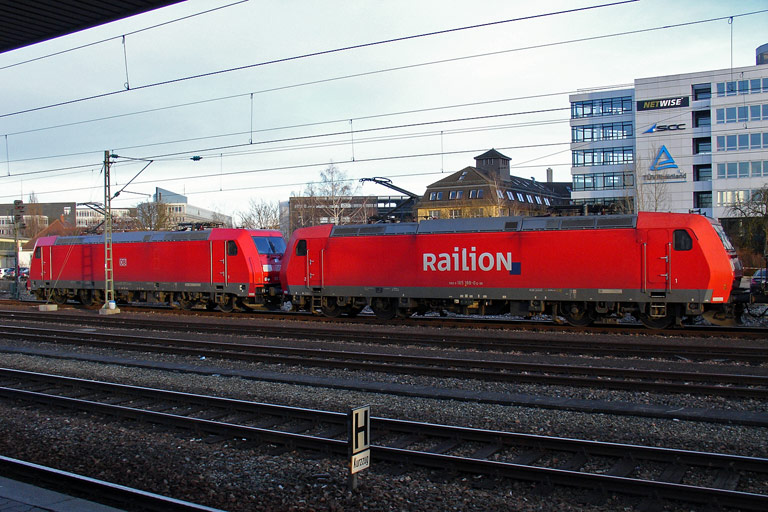 185 357 und 185 188 bei km 15,6 (Februar 2010)