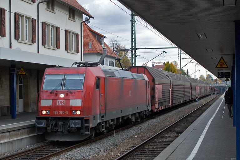185 360 mit FZ 56165 bei km 15,6 (Oktober 2010)
