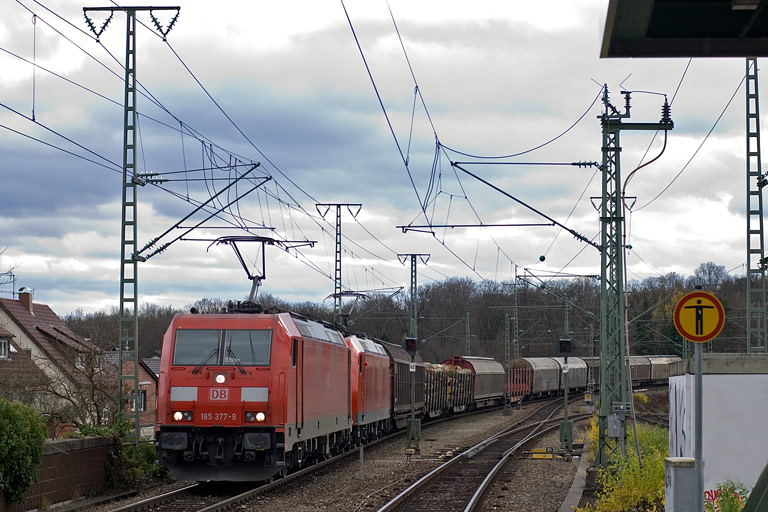 185 377 und 185 085 mit FE 44696 bei km 16,8 (November 2010)