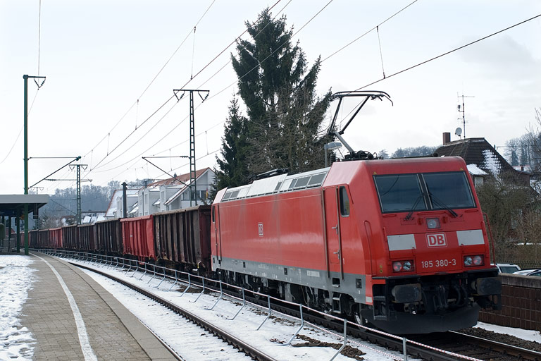 185 380 mit FZ 56165 bei km 16,8 (M&auml;rz 2010)