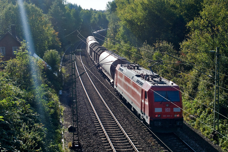 185 385 mit FE 44691 bei km 19,2 (Oktober 2010)