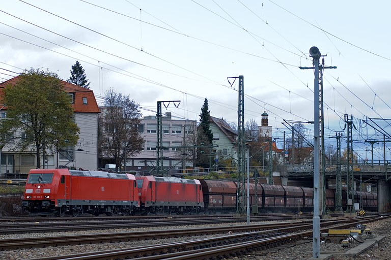 185 398 und Lok der Baureihe 185 mit CFN 43967 bei km 15,4 (November 2010)