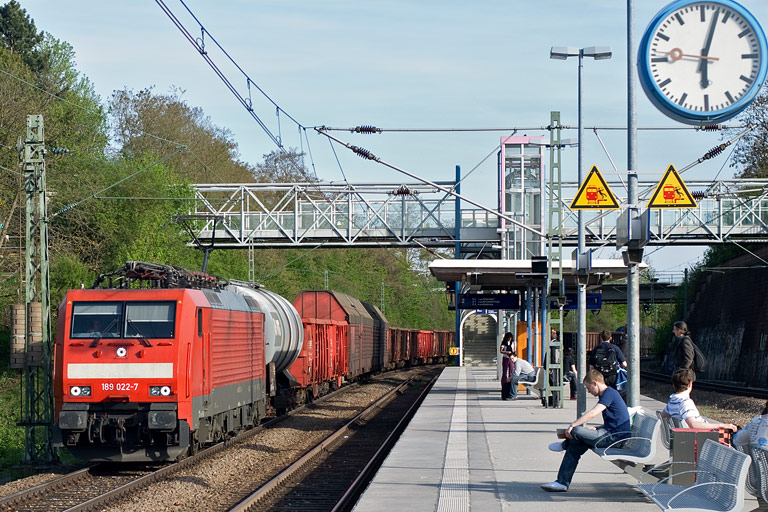 189 022 mit FZT 56166 bei km 14,2 (April 2010)