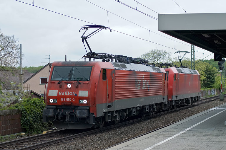 189 057 und 185 009 als Tfzf 69336 bei km 16,8 (Mai 2010)