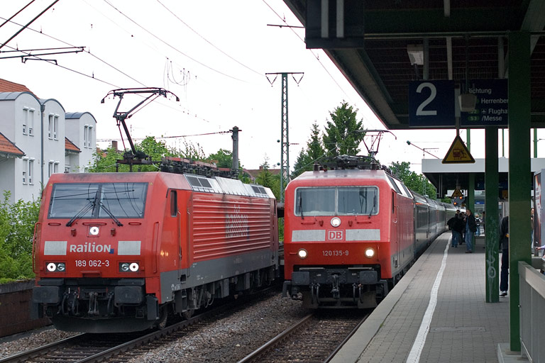 120 135 mit IC 283 und 189 062 mit FZT 56173 bei km 16,8 120 135 mit IC 283 und 189 062 mit FZT 56173 bei km 16,8 (Mai 2010)